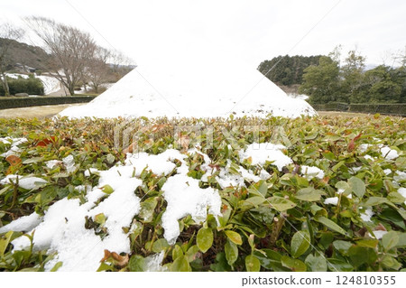 Snow-covered Takamatsuzuka Tomb Snow-covered Takamatsuzuka Tomb 124810355