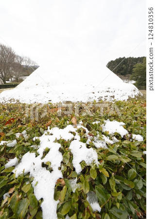 Snow-covered Takamatsuzuka Tomb 124810356
