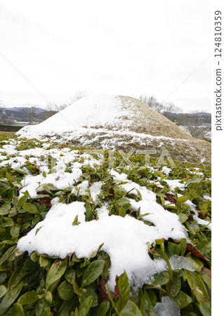 積雪覆蓋的高松塚古墓 積雪覆蓋的高松塚古墓 124810359