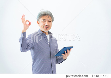 老人拿著平板電腦，擺出「OK」手勢 124811460
