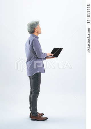 一位老人使用筆記型電腦的全身照片 124811468