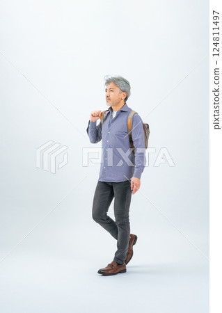 一位背著背包行走的老人的全身照片 124811497