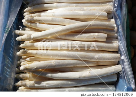 Fresh asparagus on a market stall 124812009