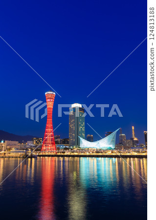 Spring evening at Kobe Port, Kobe City, Hyogo Prefecture 124813188