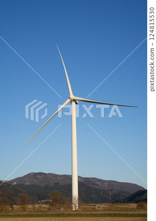 閃耀在藍天的風力發電機 124815530