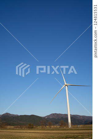 晴朗的天空和風力 124815531