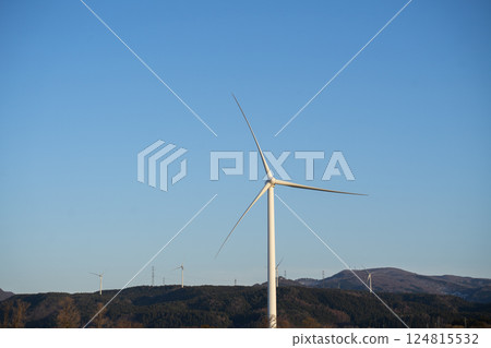 山上的風力發電廠 124815532
