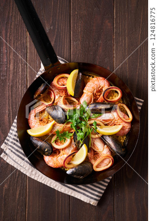 Paella made in a frying pan 124816775