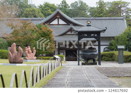 [Japan] Stone-paved approach to Noninji Temple and Buddhist temple in Hanno City, Saitama Prefecture 124817692
