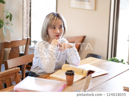A young woman thinking in a cafe 124818035