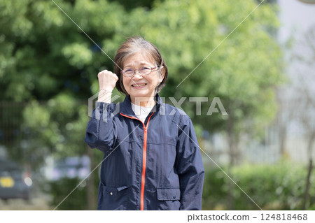 保持健康，多運動！握拳：老年婦女的健康形象 124818468