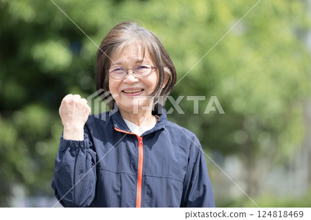 Let's work hard to stay healthy and exercise! Fist pump Elderly (senior) woman's health image Looking at the camera Let's work hard to stay healthy and exercise! Fist pump Elderly (senior) woman's health image Looking at the camera 124818469