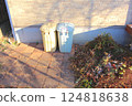 Trash bin outside 124818638