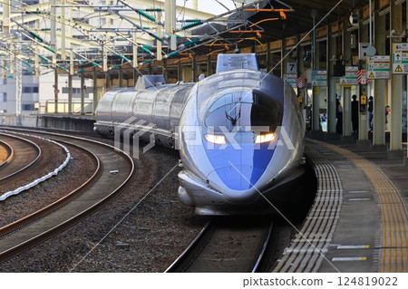 停靠在德山站的500系列新幹線列車 124819022