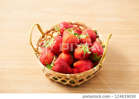 籃子裡的草莓 籃子裡的草莓 124819030