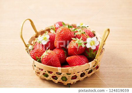 籃子裡的草莓 籃子裡的草莓 124819039