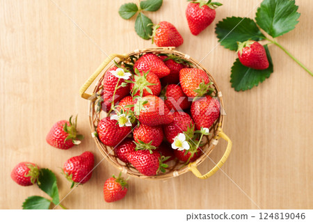 Strawberries in a basket Strawberries in a basket 124819046