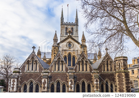 Southwark Cathedral front view with Gothic architecture in central London 124819060