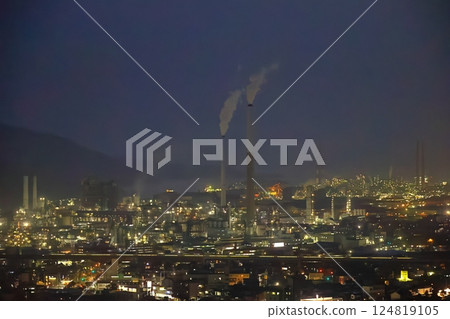 周南工業區的工廠和山陽新幹線的夜景 124819105