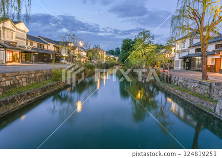 The charming old streets of Kurashiki's Bikan Historical Quarter 124819251
