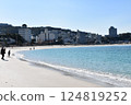 Sea and sandy beach 124819252