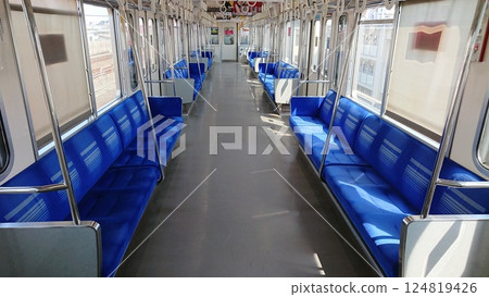 在無人車廂內 在無人車廂內 124819426
