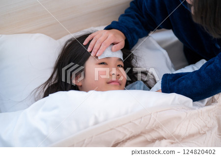 女孩正在接受護理 女孩正在接受護理 124820402