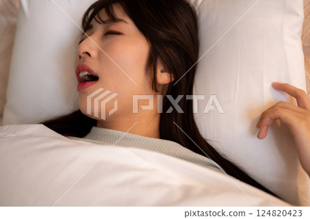 一名年輕女子睡覺打呼嚕 一名年輕女子睡覺打呼嚕 124820423