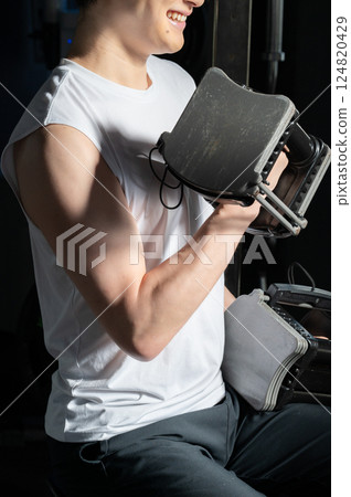 年輕人用啞鈴進行肌肉訓練 年輕人用啞鈴進行肌肉訓練 124820429