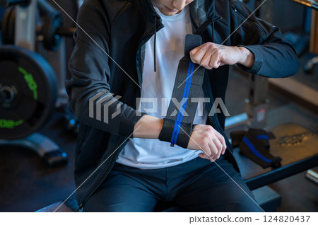 年輕人戴著支撐物 124820437