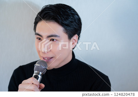 男子在卡拉OK唱歌 124820478