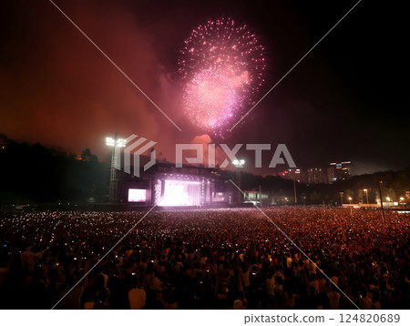 燃放煙火的音樂會舞台和歡慶的觀眾 124820689