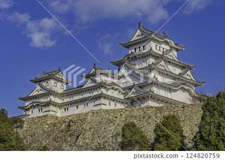 Himeji Castle, a World Heritage Site, shines against the blue sky Himeji Castle, a World Heritage Site, shines against the blue sky 124820759
