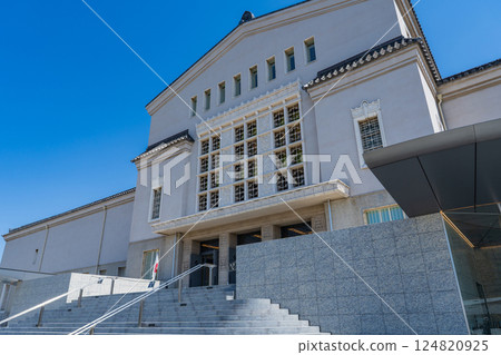 大阪市立美術館，映襯著春天的藍色天空，大阪市天王寺區 124820925