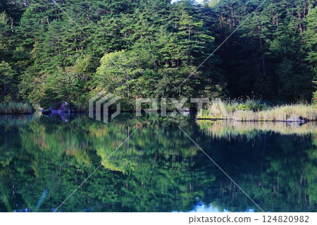 神秘的湖泊 神秘的湖泊 124820982