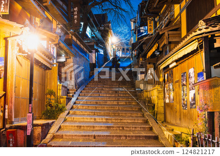 京都：遊客過度湧入之前的三年坂夜景 124821217