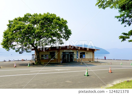 以十和田湖為背景拍攝的根口綜合資訊中心大樓的景色。青森縣十和田市奧久瀨 124821378