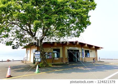 A view of the building of the Neguchi General Information Center with Lake Towada in the background. Okuze, Towada City, Aomori Prefecture 124821379