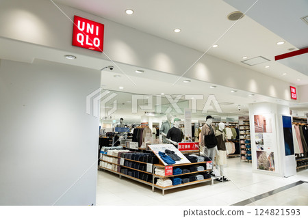 在東京調布市兒島町的優衣庫調布 Parco 店購物 在東京調布市兒島町的優衣庫調布 Parco 店購物 124821593