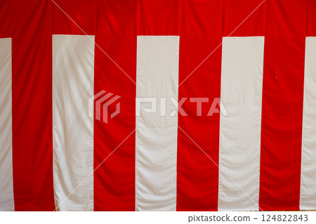 紅色和白色的窗簾 124822843