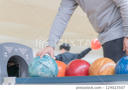 保齡球投擲場景 124823507