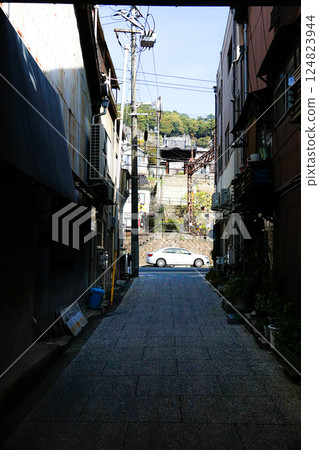 Scenery of a back alley in Onomichi City, Hiroshima Prefecture 124823944