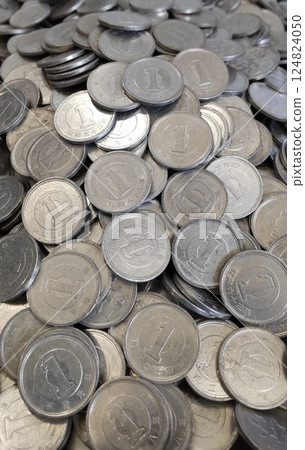 Many one-yen coins piled up 124824050