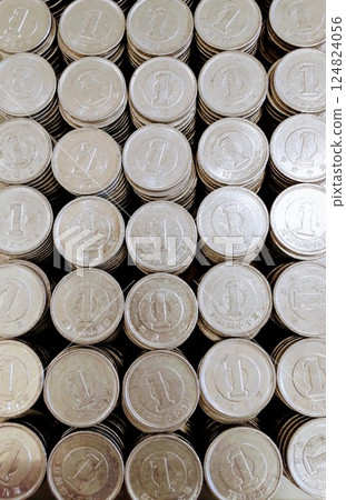 許多一日元硬幣堆積起來 124824056