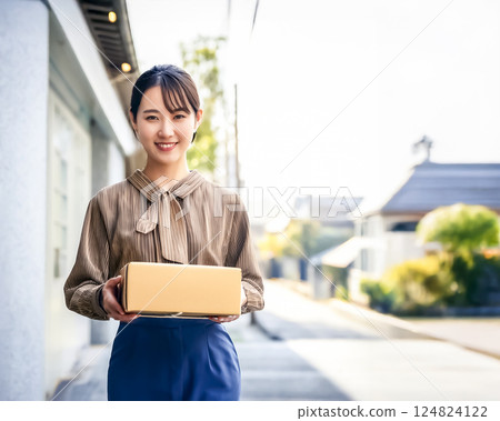 Image of a smiling woman receiving a package 124824122