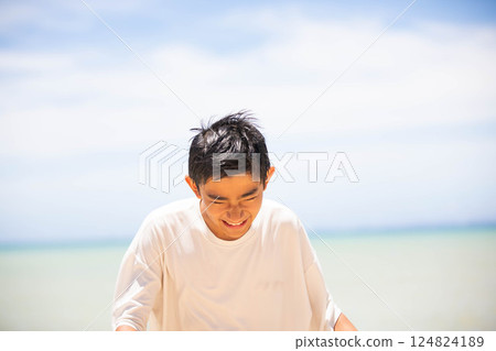 沖繩的夏天：在海裡玩耍的微笑男孩 124824189