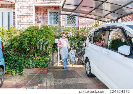 一名婦女倒垃圾 一名婦女倒垃圾 124824372