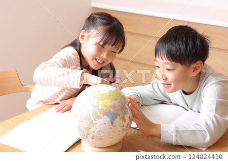 小學男孩和女孩一邊看地球儀一邊學習 124824410