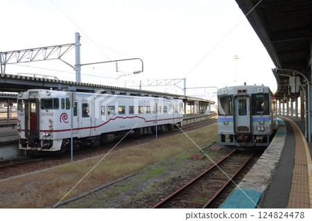 函館本線 Kiha 150 和道南伊薩裡比鐵道 Kiha 40 停在函館站 124824478