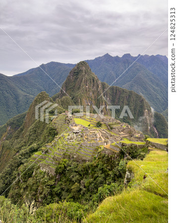 馬丘比丘全景 |被雲霧和山脈環繞的神秘印加城市(秘魯) 馬丘比丘全景 |被雲霧和山脈環繞的神秘印加城市(秘魯) 124825313